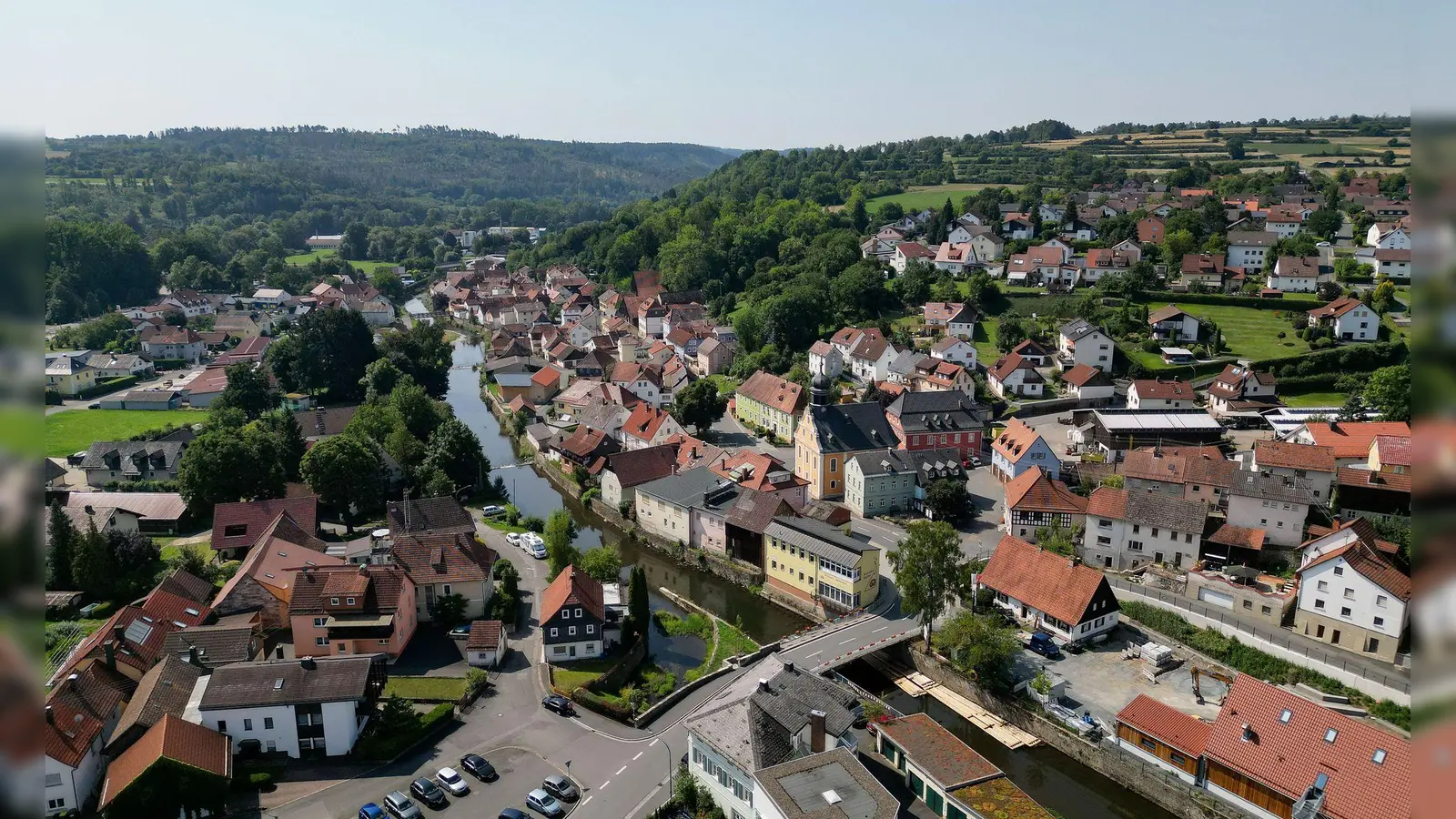 In Marktrodach hatten bislang die Geschäfte am 15. August offen. Jetzt sind sie wegen Feiertags geschlossen. (Foto: Daniel Löb/dpa)