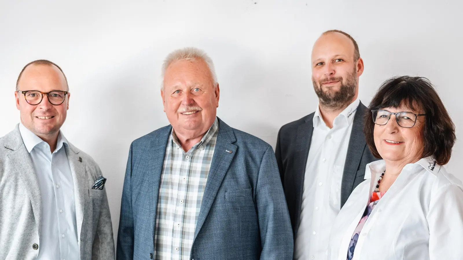 Das moderne Familienunternehmen rund um Timo, Friedrich, Christian und Hildegard Ströbel (von links nach rechts) steht für Qualität, Verlässlichkeit und Regionalität und bietet von der ersten Skizze bis zum schlüsselfertigen Objekt alle Leistungen aus einer Hand.  (Foto: Ströbel Gruppe)