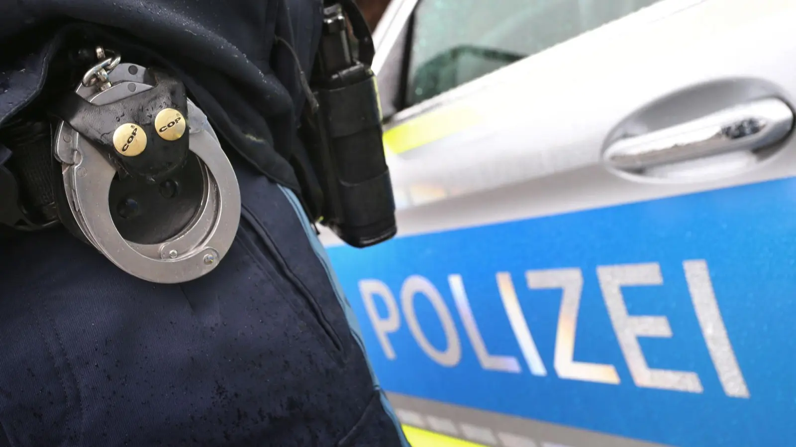 Die Polizei rückte mit mehreren Streifen zu einem Supermarkt in Bad Windsheim aus. (Symbolbild: Karl-Josef Hildenbrand/dpa)