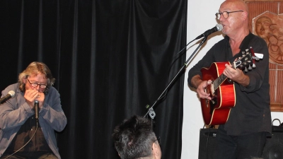 Die beiden Bluesspezialisten Klaus Brandl und Chris Schmitt traten in der Torhausbühne in Neustadt auf. (Foto: Heike Auer)