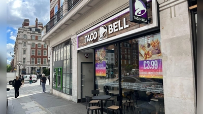 Blick auf eine Taco Bell-Filiale in London. Die US-Fast-Food-Kette Taco-Bell unternimmt den zweiten Anlauf zur Expansion in Deutschland. (Archivbild) (Foto: Julia Kilian/dpa)