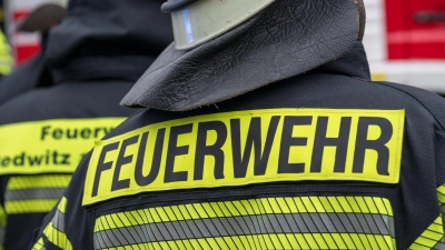 Die Feuerwehr löscht den Brand. (Symbolbild) (Foto: Daniel Vogl/dpa)