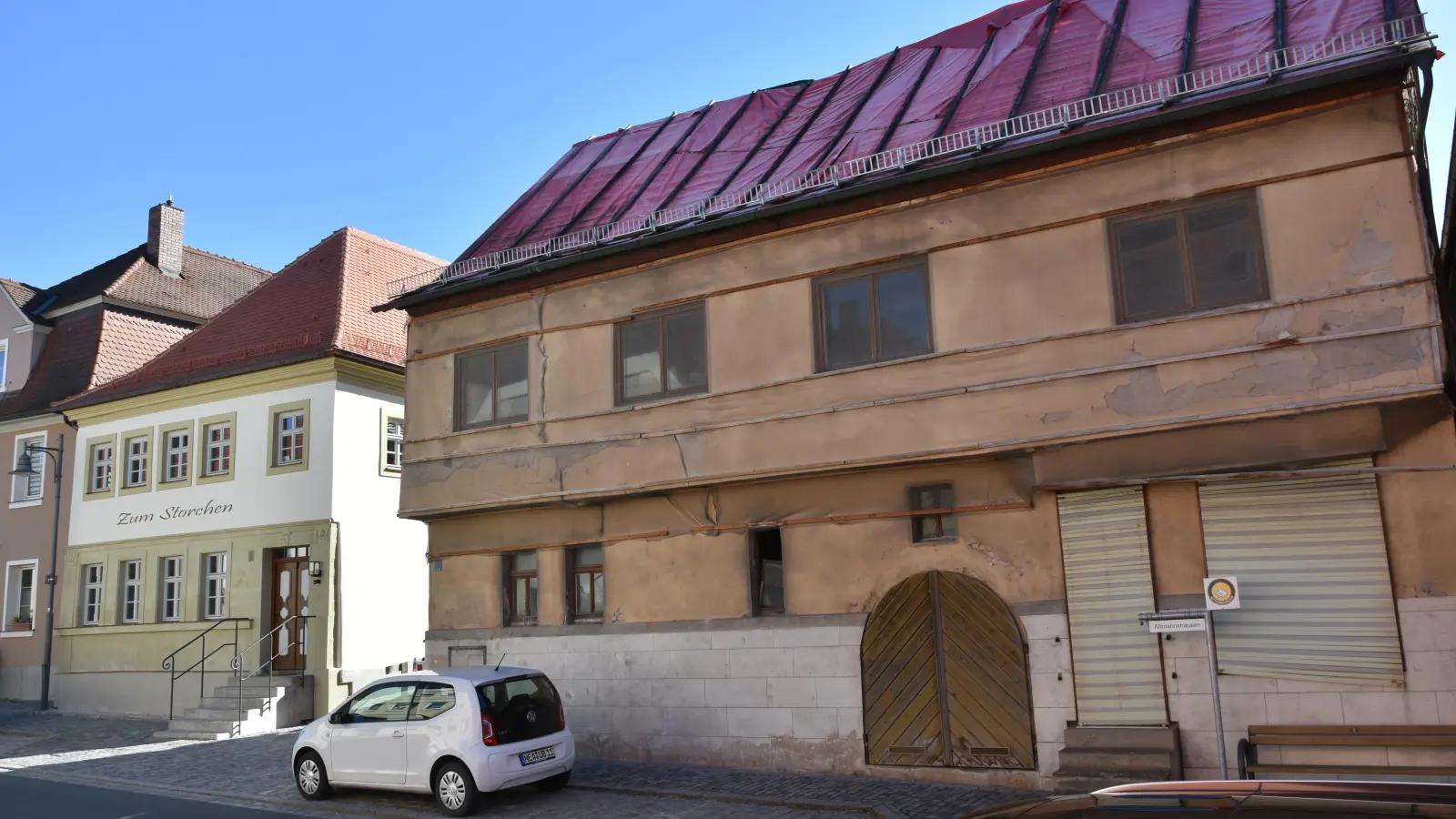 Aus dem ehemaligen Gasthaus „Zum Storchen“ ist bereits ein Dorfgemeinschaftshaus geworden. Der Saalbau auf der rechten Seite und das dahinter liegende Brauhaus warten noch auf die Sanierung. (Foto: Anita Dlugoß)