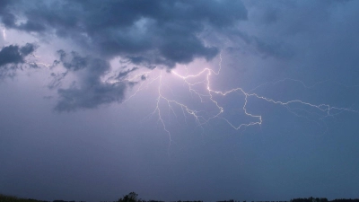 Bereits am Nachmittag sind in manchen Regionen Gewitter möglich. (Symbolbild) (Foto: Alexander Wolf/onw-images/dpa)