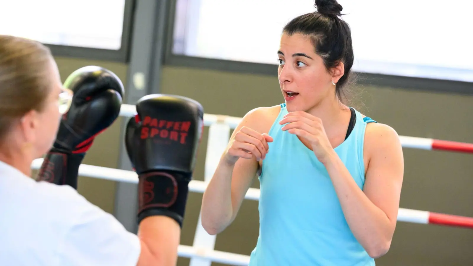 Dilar Kisikyol ist Profiboxerin und Sozialpädagogin und leitet in Hamburg eine Gruppe von elf Frauen, die an Parkinson erkrankt sind und Boxtraining absolvieren. (Foto: Jonas Walzberg/dpa)