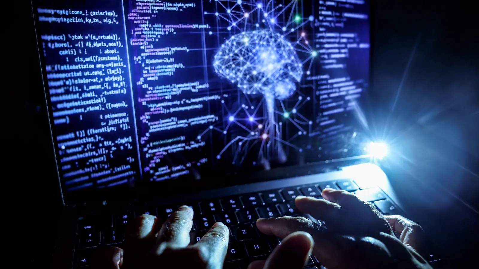 Künstliche Intelligenz kommt in immer mehr Industriebetrieben zum Einsatz. (Symbolbild) (Foto: Oliver Berg/dpa)