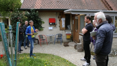 Gerhard Bauer erläuterte, wie er in seinem Haus regenerative Energien nutzt. Schon beim Bau achtete er auf umweltfreundliche Technologien. (Foto: Alexander Biernoth)