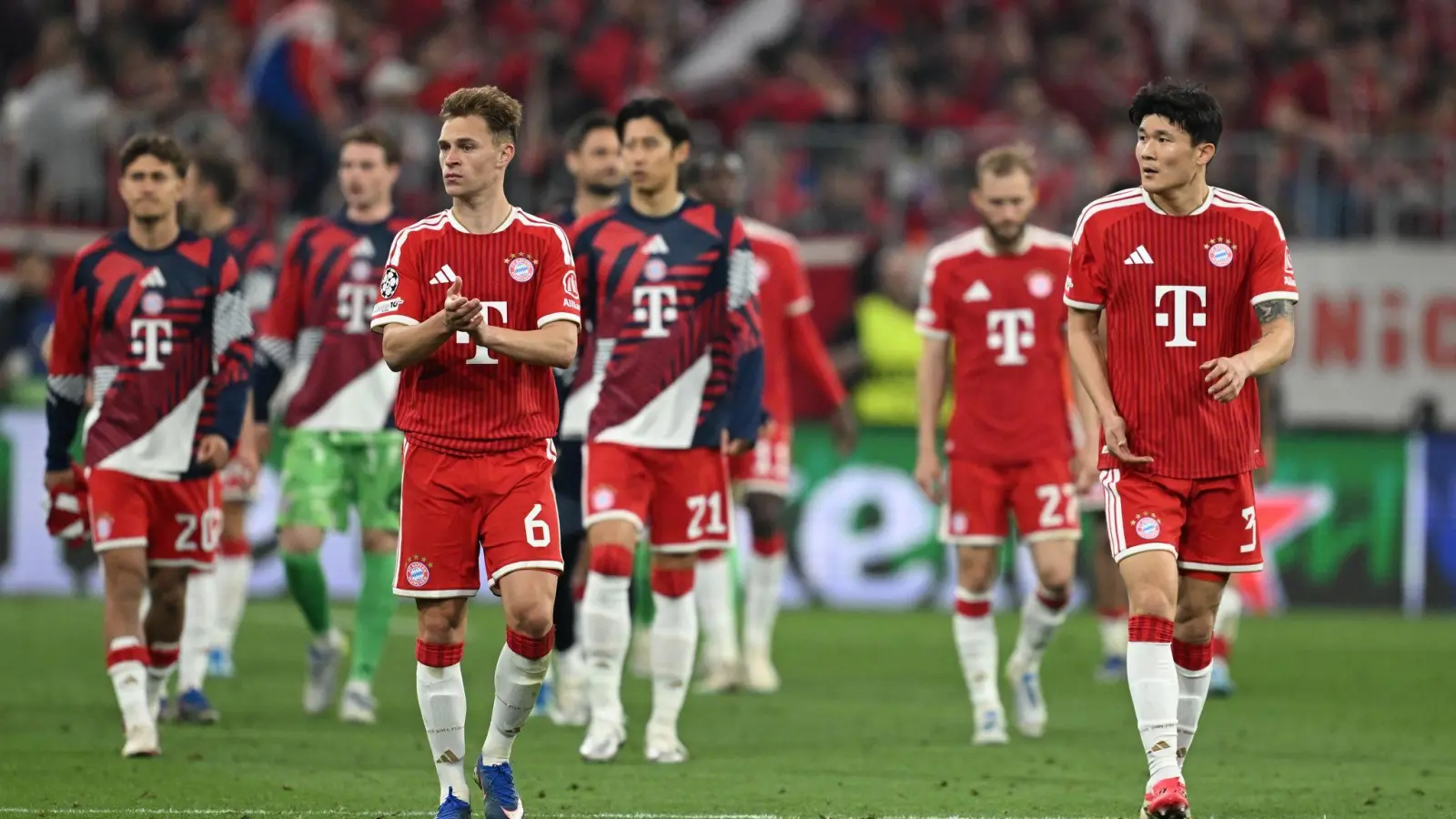 Bayern-Profis nach dem 1:1 gegen Paris. (Foto: Sven Hoppe/dpa)