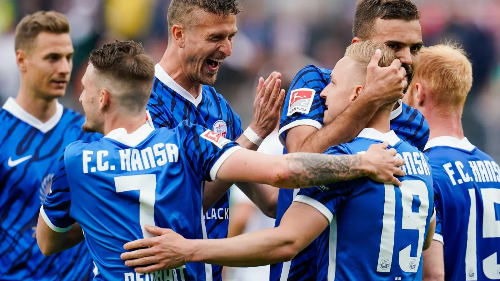 Rostocks Torschütze Kai Pröger (3.v.r) jubelt mit Mannschaftskollegen über das Elfmetertor zum 2:0. (Foto: Uwe Anspach/dpa)