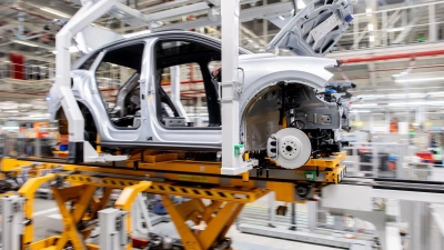 Die Stimmung in der deutschen Autoindustrie ist gesunken, es gibt aber auch positive Signale. (Symbolbild) (Foto: Hauke-Christian Dittrich/dpa)