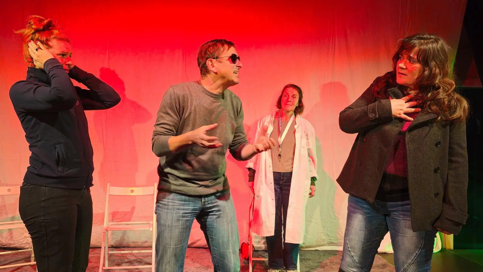 Fünf Personen gehören dieses Mal zum Ensemble des Stückes. Hier zu sehen sind (von links) Tanja Hoops als Anna Kinzig, Thomas Fischer als Lysander Grausmann, Gabriele Ziefle als Annegret Meyer und Nicole Paskow als Nora Sommer. (Foto: Levent Özdil)