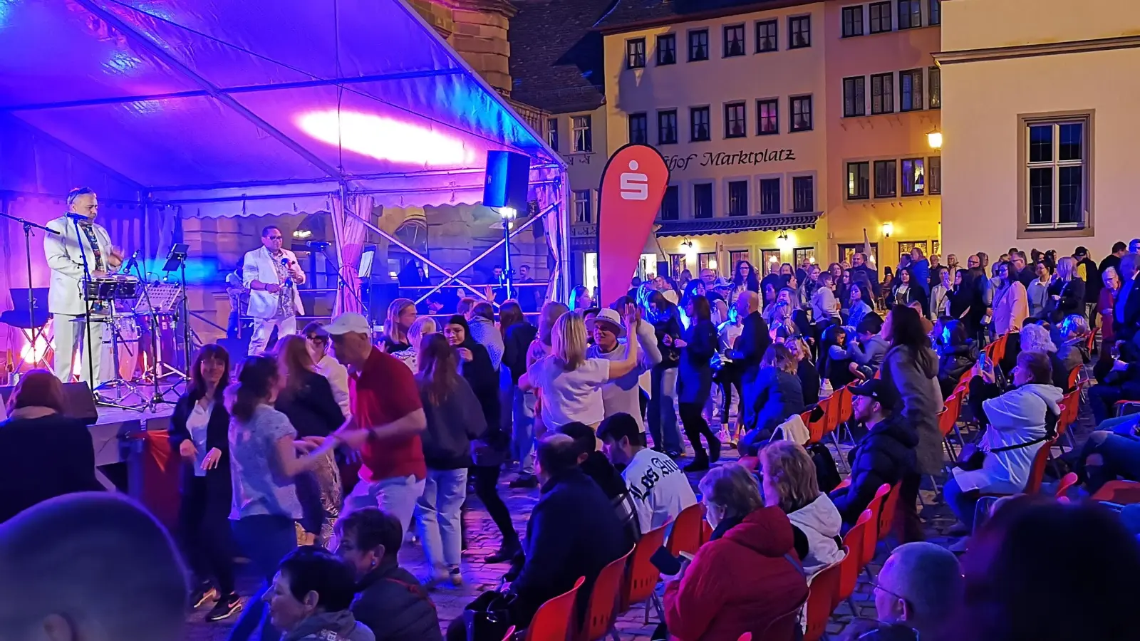 Chico Diaz und seine Mitmusiker sorgten vergangenes Jahr mit ihrer Latinshow vor dem Rathaus dafür, dass Tanzbegeisterte ihre Beine und Hüften ordentlich in Bewegung brachten. Sie spielen auch dieses Jahr wieder auf – am Samstag ab 18 Uhr. (Archivfoto: Jürgen Binder)