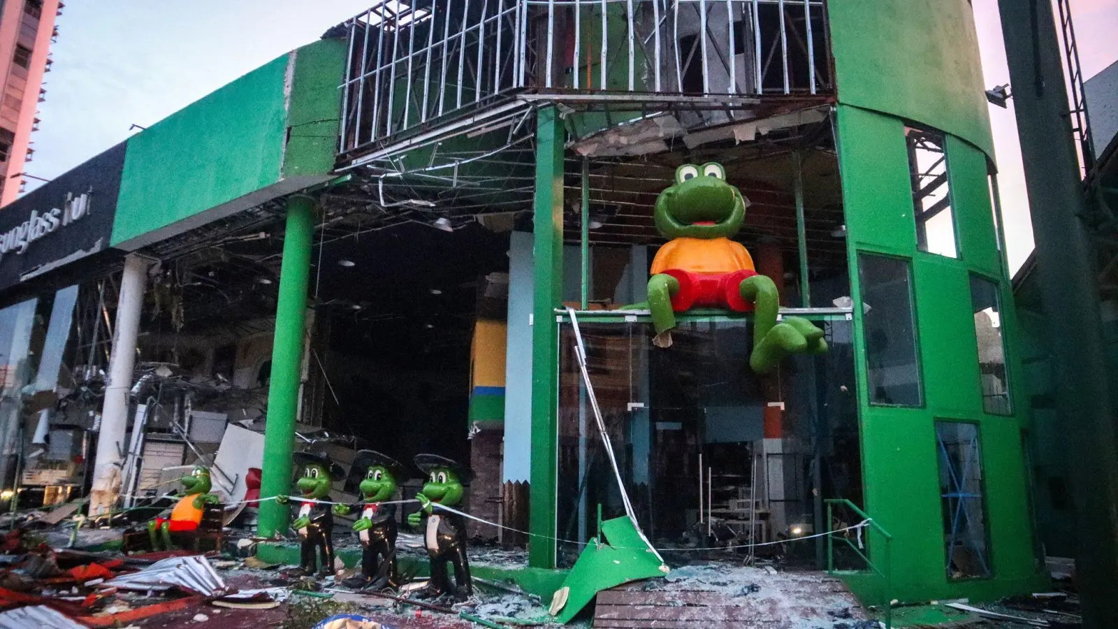 Blick auf das zerstörte Schaufenster eines Ladens in Acapulco. (Foto: eduardo guerrero/dpa)