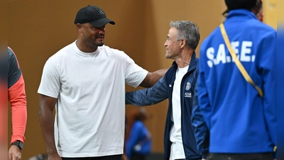 Sie kennen und sie schätzen sich: Bayern-Trainer Vincent Kompany (l) und PSG-Coach Luis Enrique. (Archivbild) (Foto: Sven Hoppe/dpa)