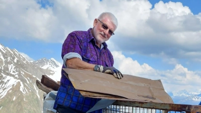 Umbauarbeiten in luftiger Höhe: Bei der Sanierung der Ansbacher Hütte packte auch der Vorsitzende Norbert Meindorfer mit an.  (Foto: Angelika Weiß)