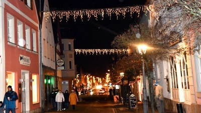 Die beleuchtete Innenstadt lädt auch in der Adventszeit zum Bummeln, Schauen und Einkaufen ein. (Foto: Gudrun Schwarz-Köhler)