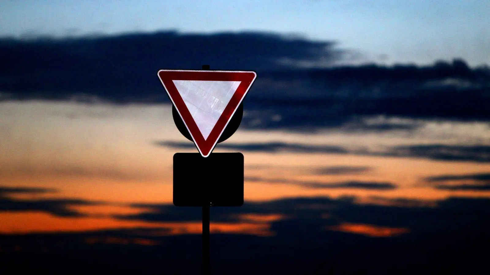 Vorfahrt beachten: Im Straßenverkehr sind Umsicht und Vorausschau gefragt - doch was, wenn man mal den Motor abwürgt beim Abbiegen? (Foto: picture alliance / dpa)