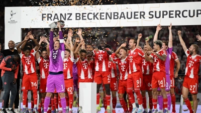 So wollen die Bayern auch im Sommer den Supercup bejubeln. (Archivbild) (Foto: Bernd Weißbrod/dpa)