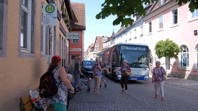 Busse der VGN sollen auch weiter über den Neustädter Marktplatz rollen dürfen. Ein SPD-Antrag, dies zu stoppen, wurde vom Neustädter Stadtrat mehrheitlich abgelehnt. (Foto: Christa Frühwald)