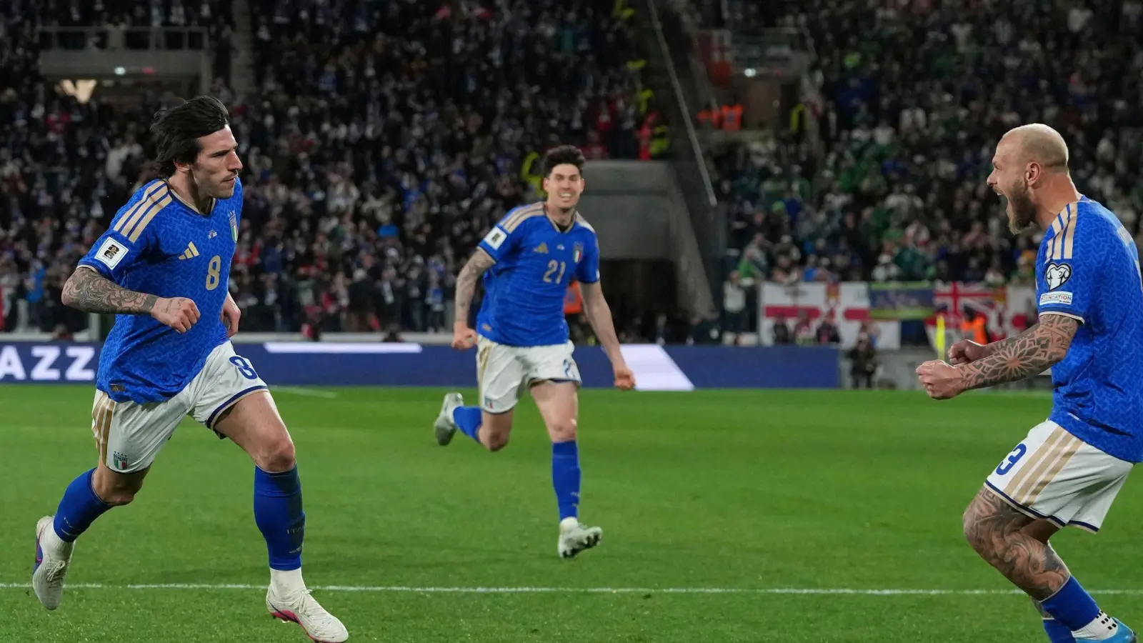 Mit einem Tor und einer Vorlage ist Sandro Tonali (l) der Mann des Abends für Italien gegen Nordirland. (Foto: Antonio Calanni/AP/dpa)