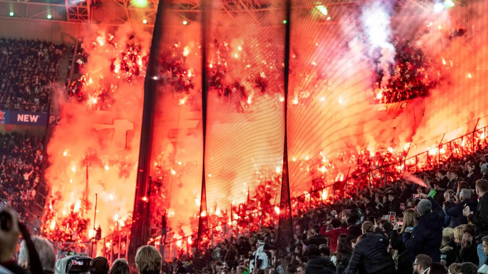 Heiß wird es beim rheinischen Derby fast immer. (Archivbild) (Foto: David Inderlied/dpa)
