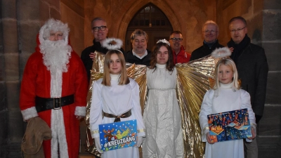 Freuten sich bei der Eröffnung des Weihnachtsmarktes: „Spitze“-Vorsitzender Jürgen Kiderlen, Pfarrer Christoph Matejcuk, Veranstaltungsmanager Wolfgang Guttropf, Pfarrer Jörg Herrmann, Bürgermeister Patrick Ruh und Nikolaus Dennis Staudhammer (hintere Reihe, von rechts) sowie Engel Vreni Mader, Christkind Nathalia Jordan und Engel Mathilda Krommer (vordere Reihe, von rechts).  (Foto: Erich Herrmann)