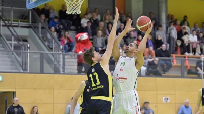 Wie im Playoff-Viertelfinale der vergangenen Saison wird der Ansbacher Paul Nzeocha (im weißen Trikot, gegen den Münchner Peter Pauli) vor allem wieder unter den Körben gebraucht. (Foto: Martin Rügner)