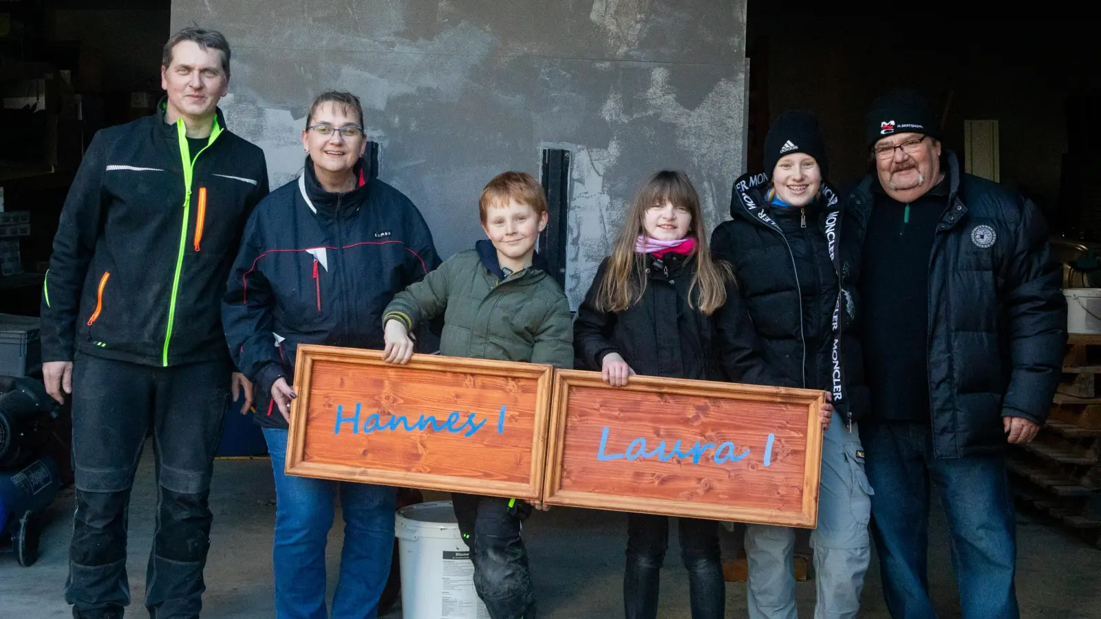 Manuel, Bianka und Hannes Königstein, Laura Barth, Lea Königstein und Bonbonminister Tilo Popp (von links) zeigen stolz die schon fertigen Namensstafeln. (Foto: Evi Lemberger)