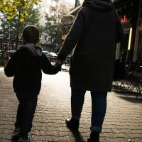 Wer betreut die Kinder? Teilen sich getrennt lebende Eltern den Aufwand, können sie auch beide von steuerlichen Vorteilen profitieren - sonst nicht. (Foto: Christin Klose/dpa-tmn)
