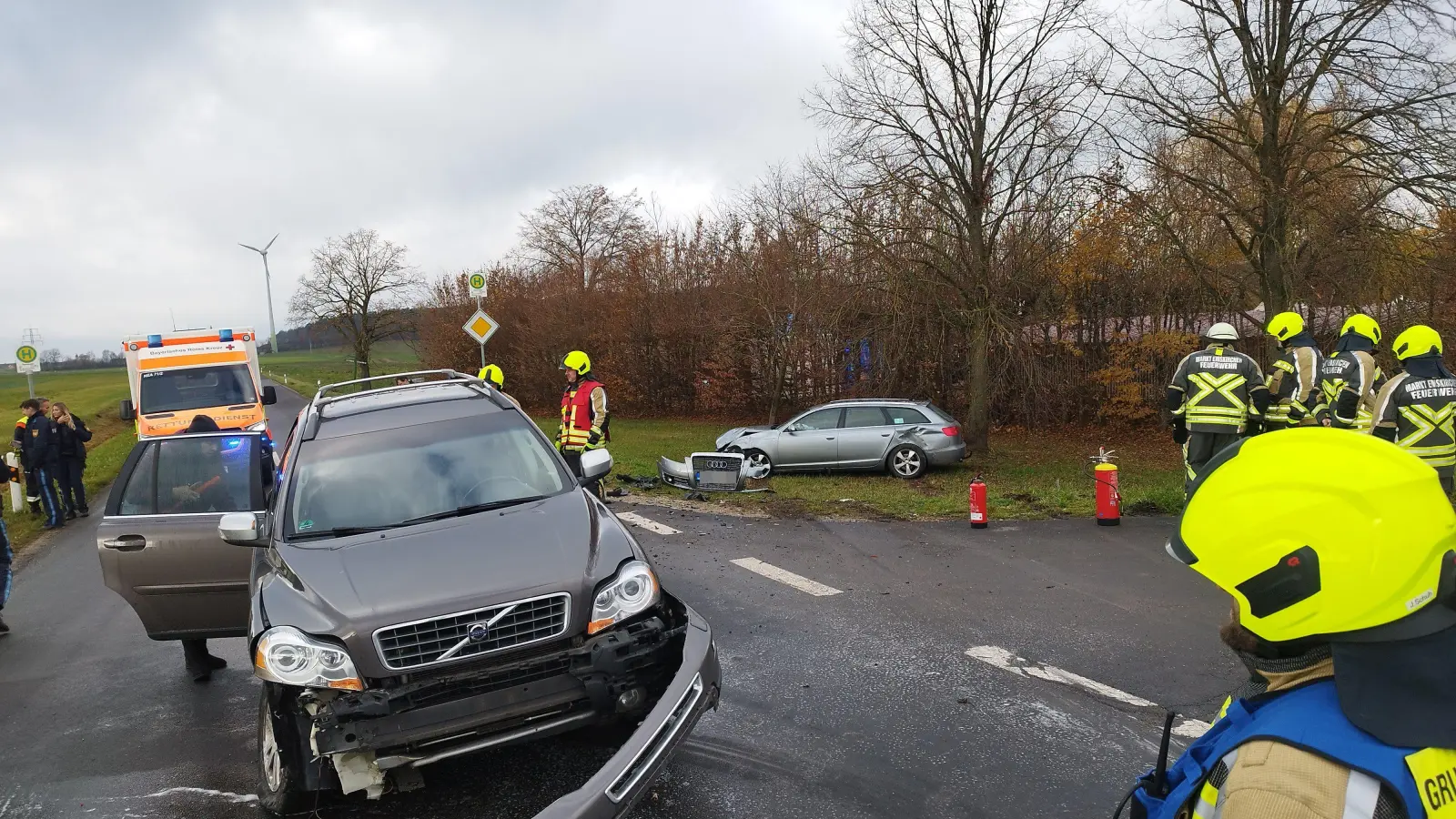 Der Fahrer des Autos im Bildvordergrund fuhr aus Richtung Buchklingen auf Rennhofen zu und missachtete die Vorfahrt des Autos rechts, das beim Zusammenprall von der Straße auf die Wiese geschleudert wurde. (Foto: Mirko Fryska)