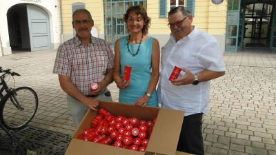 Dr. Markus Bucka (links) und Elke Homm-Vogel übergaben jetzt ihre 100 Notfalldosen an den Vorsitzenden des Seniorenbeirates, Fritz Heubeck. (Foto: Winfried Vennemann)