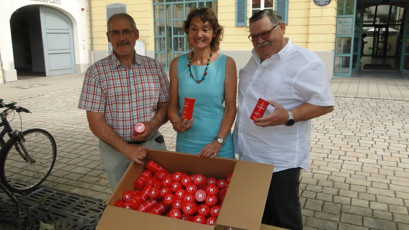 Dr. Markus Bucka (links) und Elke Homm-Vogel übergaben jetzt ihre 100 Notfalldosen an den Vorsitzenden des Seniorenbeirates, Fritz Heubeck. (Foto: Winfried Vennemann)