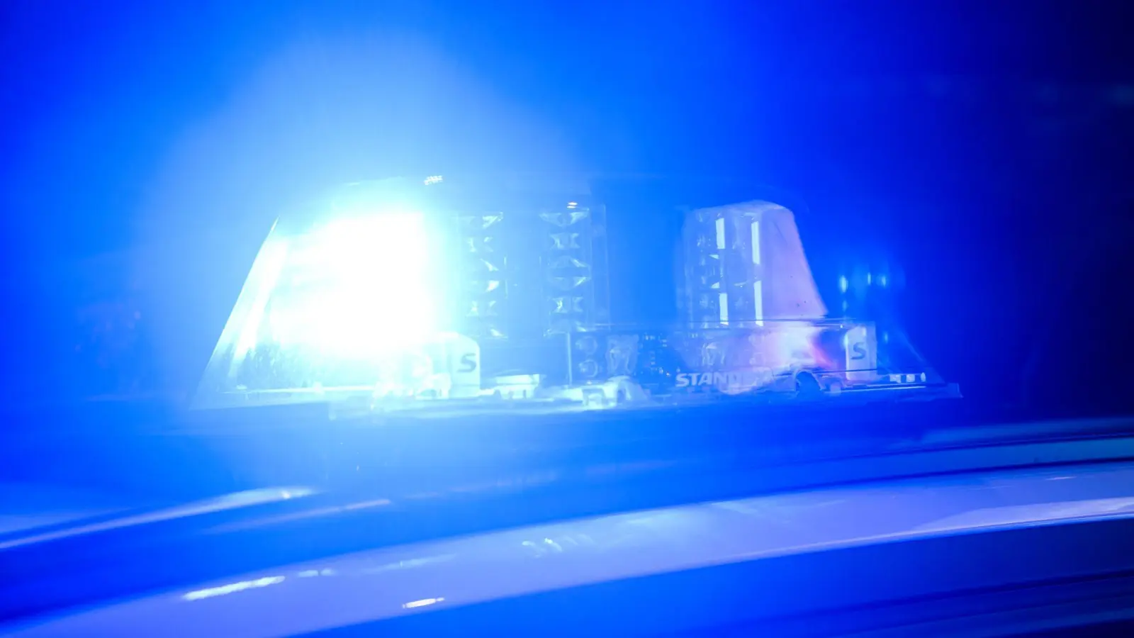 Der Mann wurde bei dem Unfall laut Polizeiangaben mittelschwer verletzt.  (Symbolbild: Julian Stratenschulte/dpa)