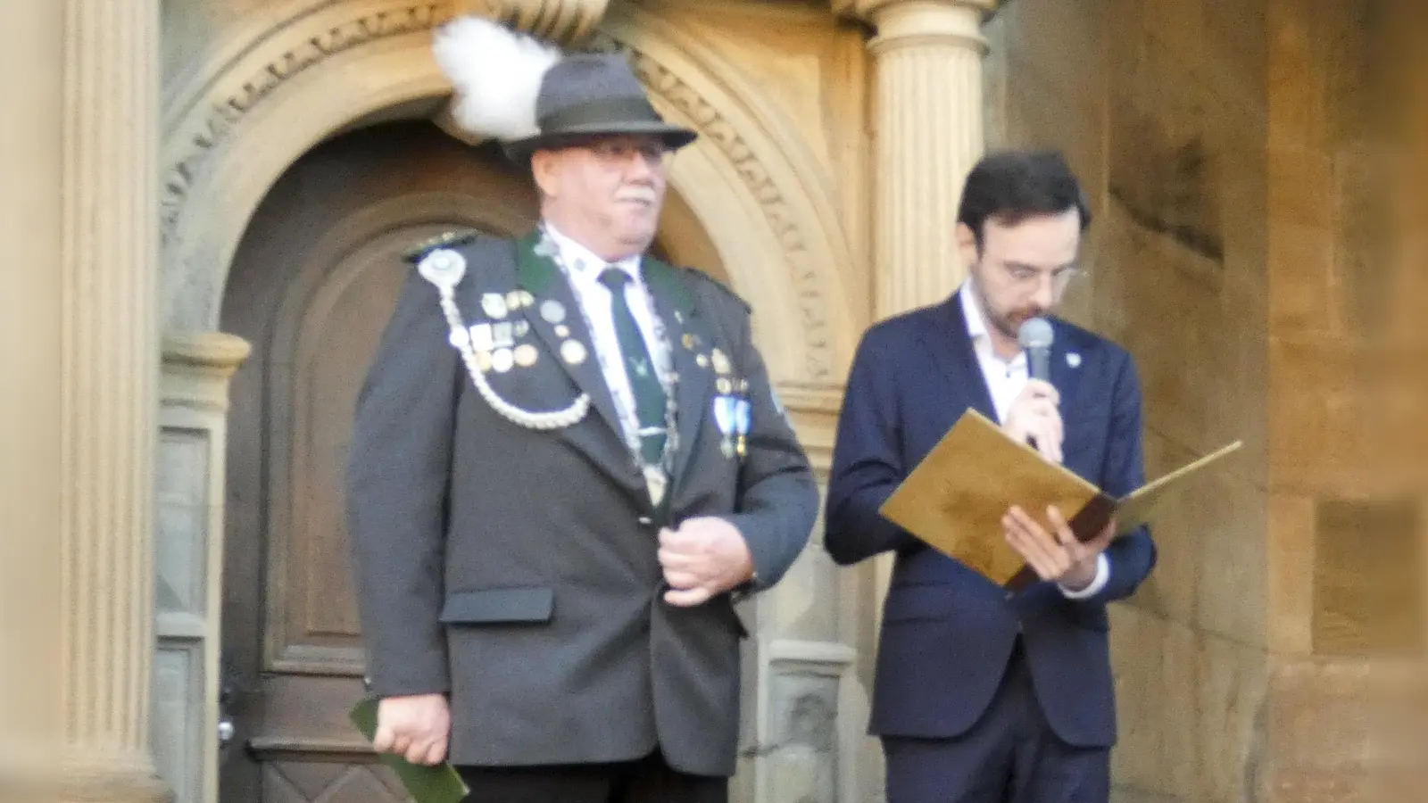 Oberbürgermeister Christoph Rösch verlas am Rathaus den Urkundentext. Links neben ihm: Schützenmeister Michael Ehrlinger. (Foto: Karl-Heinz Gisbertz)