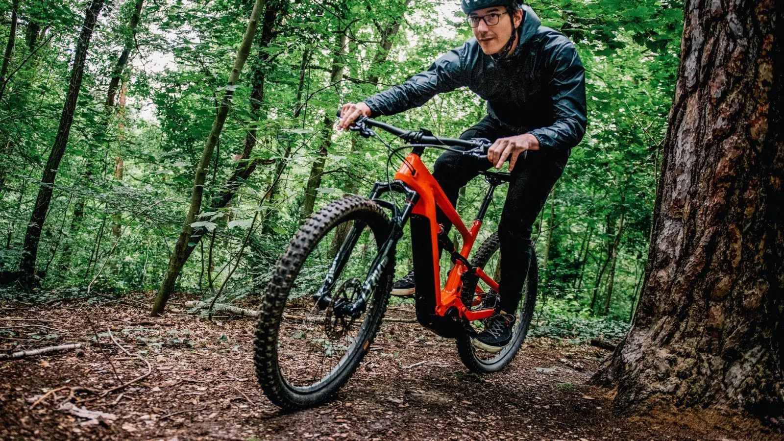 Nicht zu schroff am Hebel ziehen: Beim Mountainbiken ist Bremsgefühl gefragt. (Foto: Zacharie Scheurer/dpa-tmn)