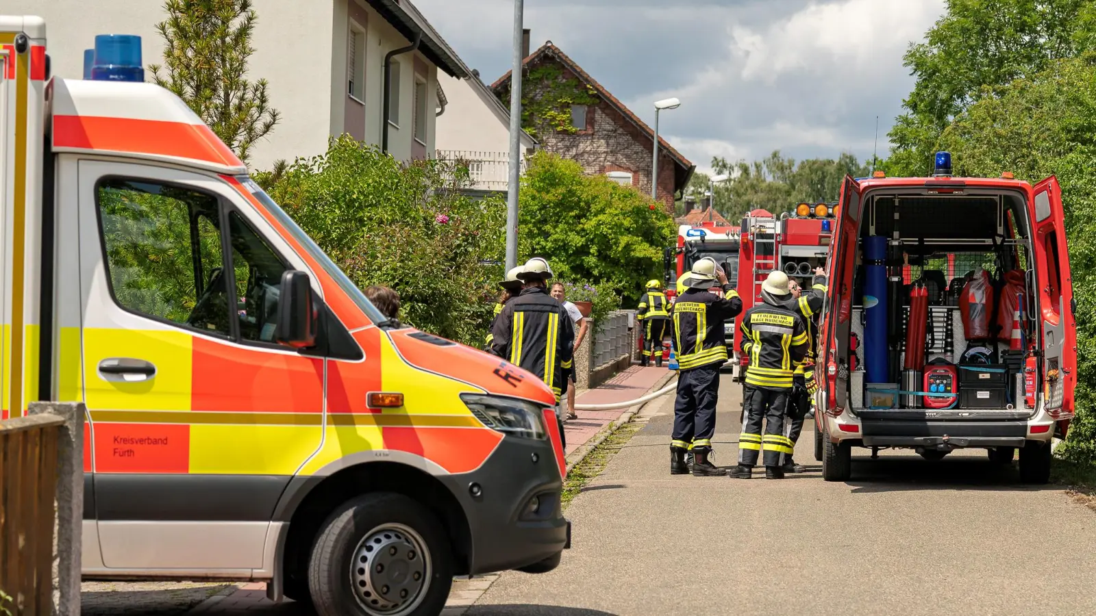 Durch das rasche Eingreifen der Feuerwehr konnte am Montagmittag ein Übergreifen der Flammen auf weitere Gebäudeteile verhindert werden. (Foto: Mirko Fryska)