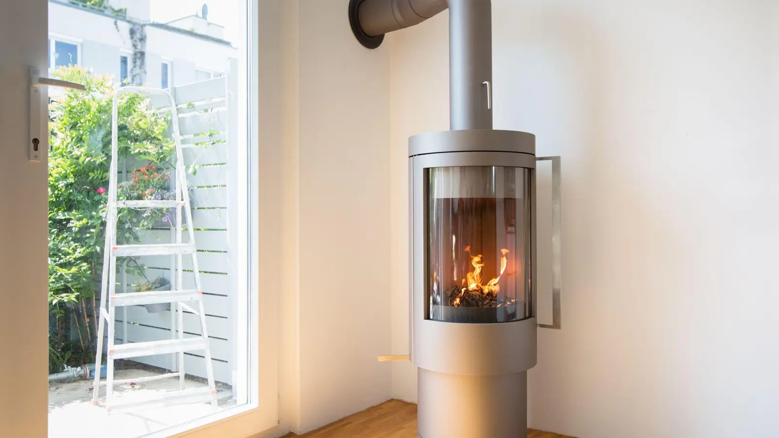 Feuer frei: Automatische Systeme wie Abbrandsteuerungen sorgen für effizientere und sauberere Verbrennung in Festbrennstofföfen. (Foto: Florian Schuh/dpa-tmn)