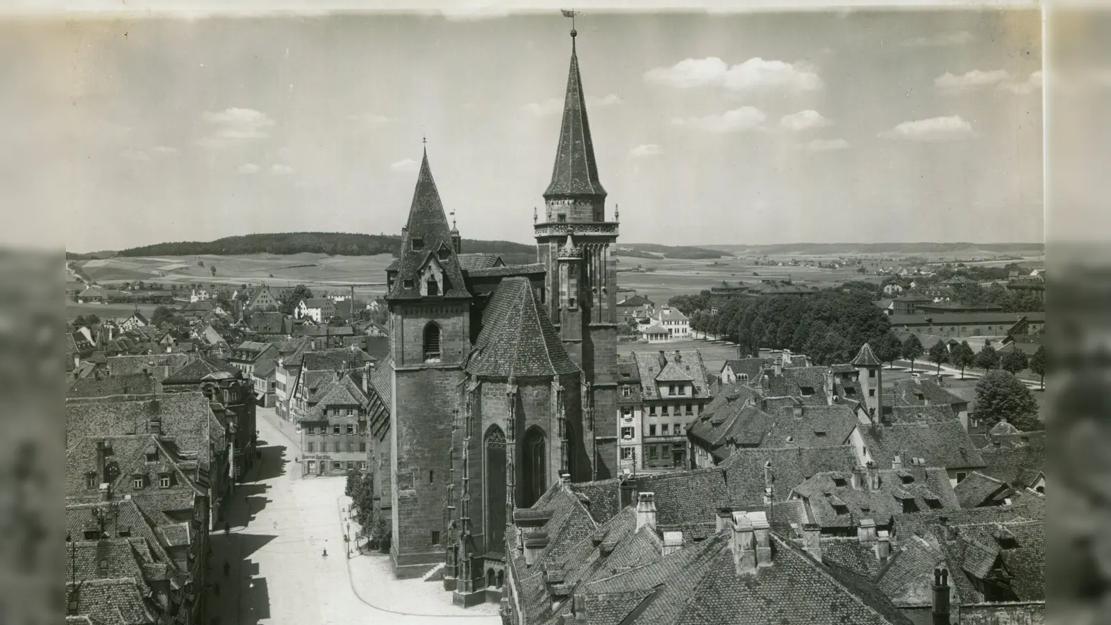 Vom Außenbau der Johanniskirche fallen vor 100 Jahren immer wieder Steine herunter&nbsp;– eine große Gefahr für Passantinnen und Passanten. (Repro: Sammlung Martin Schuster)