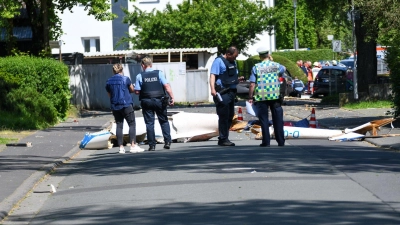 Trümmer liegen nach dem Absturz im Stadtgebiet von Wetzlar. (Foto: Christoph Weiss, Laubach/Fuldamedia /dpa)