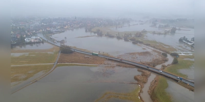Die Umgebung von Uehlfeld hatte sich schon am Mittwochvormittag in eine Wasserlandschaft verwandelt. Seitdem war der Pegel der Aisch noch spürbar gestiegen.  (Foto: Mirko Fryska)