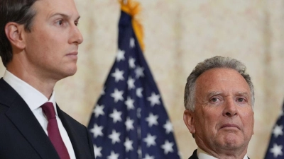 Der Schwiegersohn von US-Präsident Donald Trump, Jared&nbsp;Kushner (l), und der US-Sondergesandte Steve&nbsp;Witkoff sollen heute zu Gesprächen in Doha sein. (Archivbild) (Foto: Jacquelyn Martin/POOL AP/dpa)