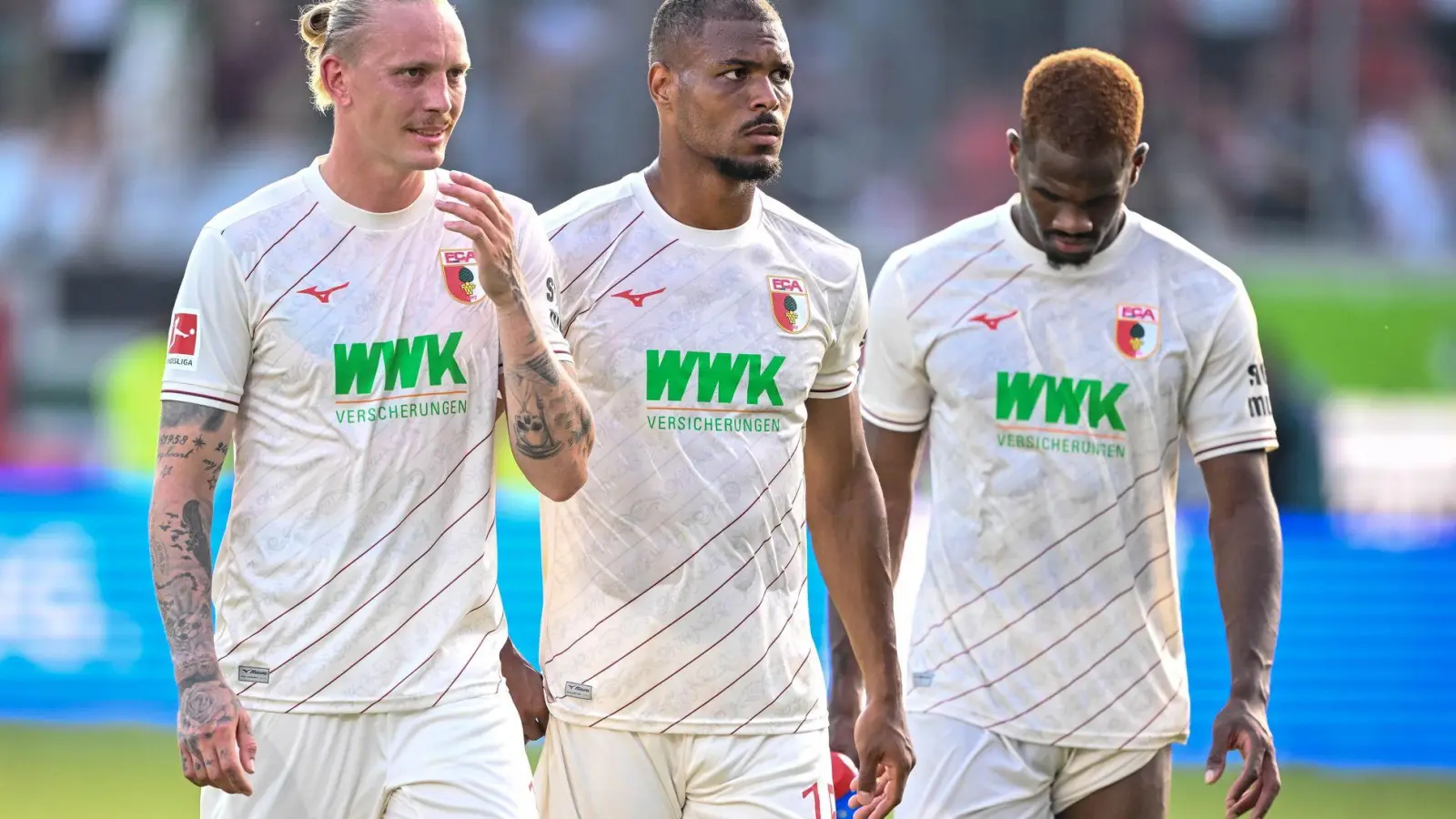 Die Augsburger Marius Wolf, Steve Mounié und Samuel Essende (v. l.) wollen gegen St. Pauli endlich jubeln. (Foto: Harry Langer/dpa)