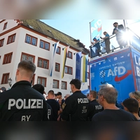 Die AfD hat sich mit einem Infotruck am Martin-Luther-Platz aufgestellt. Die Polizei hat die Situation im Blick. (Foto: Anna Beigel)