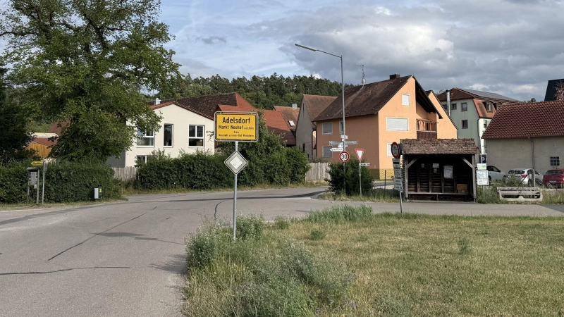 Bereits in den kommenden Wochen soll der Startschuss für die Vorbereitungsphase der Dorferneuerung Adelsdorf fallen. Gesucht werden Bürgerinnen und Bürger, die sich bei der Entwicklung von Ideen und Maßnahmen zur Aufwertung des Ortsteils engagieren möchten. (Foto: Yvonne Neckermann)