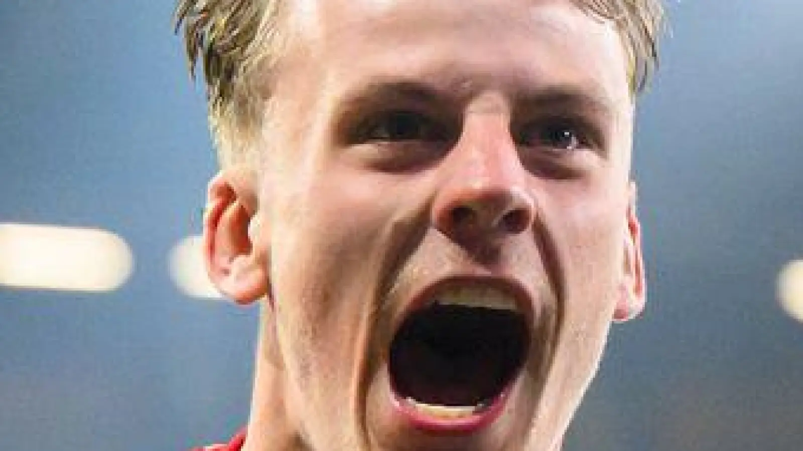 Nürnbergs Außenverteidiger Tim Janisch jubelt ausgelassen nach seinem Siegtor. (Foto: Robert Michael/dpa)