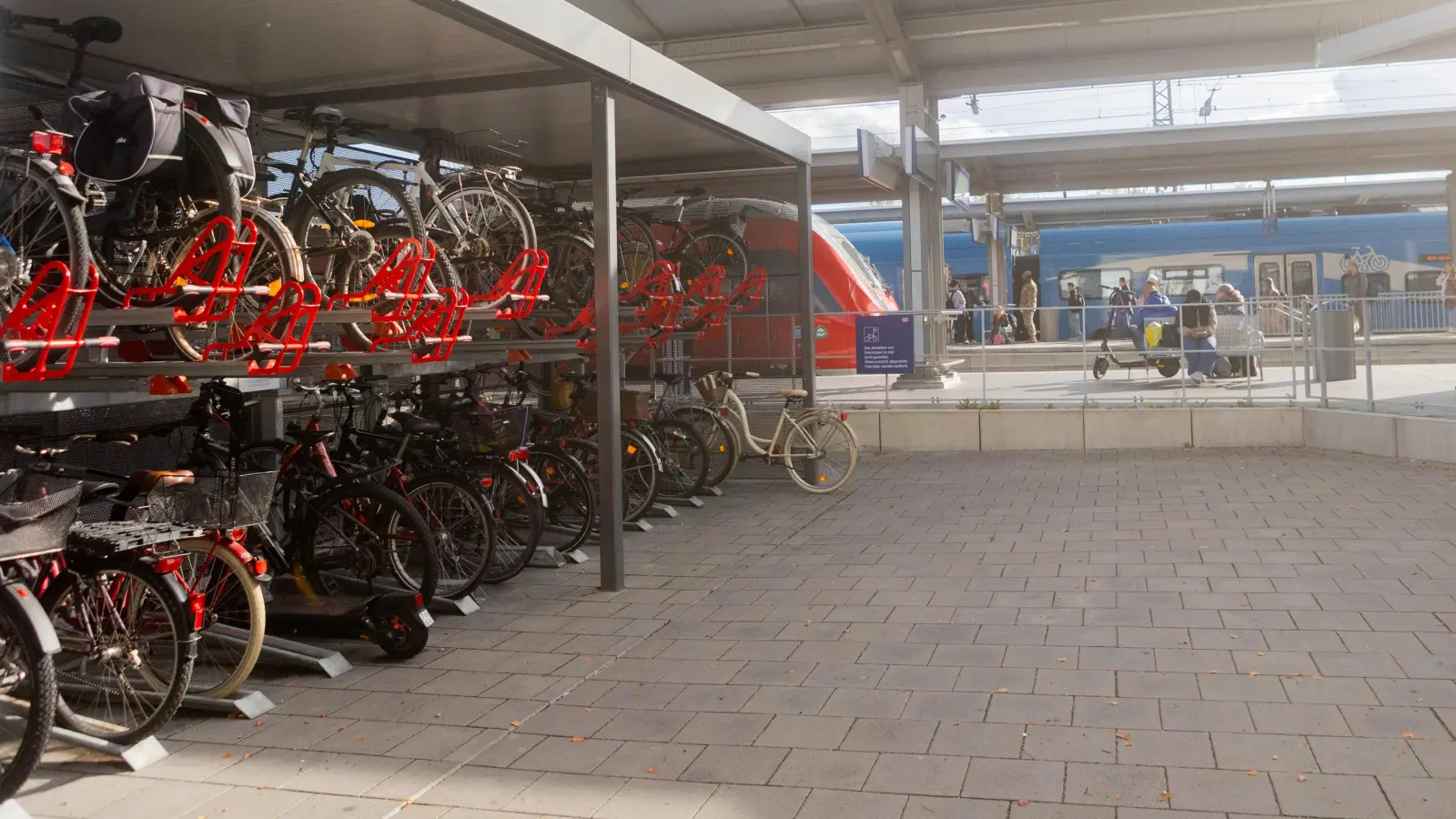 Für Fahrradfahrerinnen und Fahrradfahrer gibt es zahlreiche Abstellanlagen mit kurzen Wegen zu den Gleisen. (Foto: Evi Lemberger)