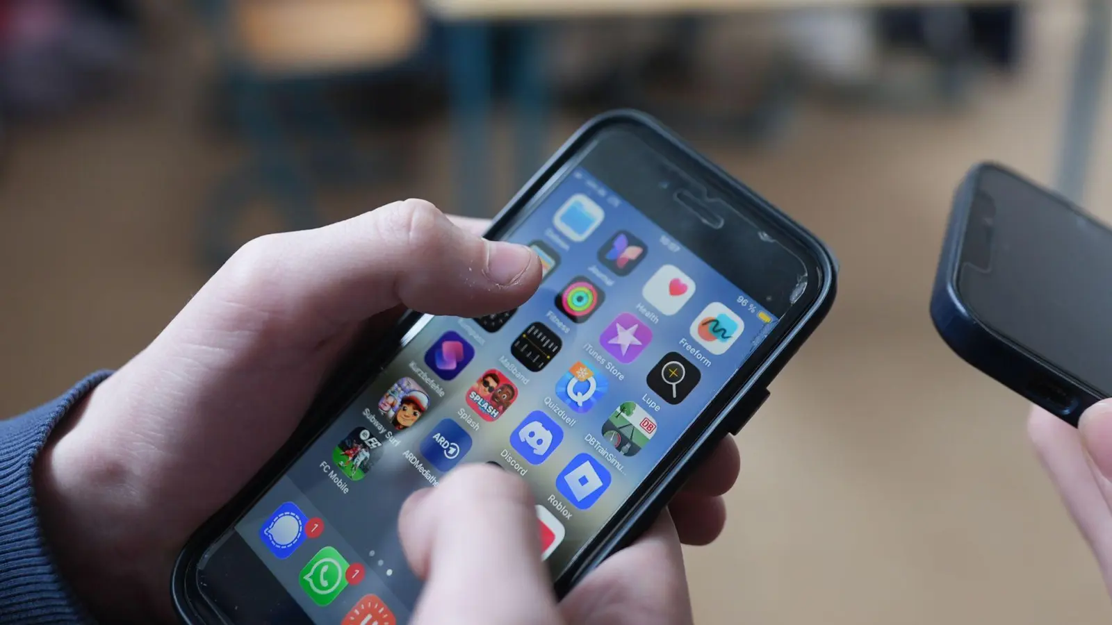 Wie oft, wie viel, wie lang? Die Nutzung digitaler Medien ist zwischen Eltern und ihren Kindern oft ein wunder Punkt. (Archivbild) (Foto: Marcus Brandt/dpa)