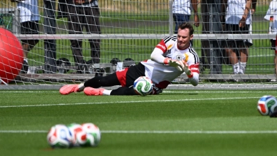 Die linke Problem-Wade hält: Manuel Neuer hält wieder erste Bälle im Training. (Foto: Federico Gambarini/dpa)