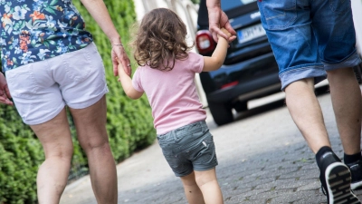 Unzumutbar viele Fahrten: Gericht muss Großeltern mit Sorgeaufgaben anhören (Foto: Christin Klose/dpa Themendienst/dpa-tmn)