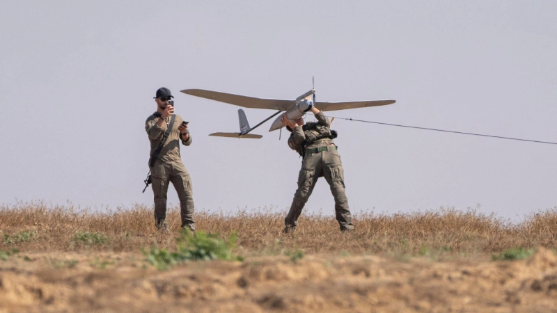 Wie irritierend das ständige Surren der Drohnen sein kann, hat der Leiter der Diakonie Katastrophenhilfe, Martin Keßler, im palästinensischen Gazastreifen erlebt. (Symbolbild) (Foto: Ohad Zwigenberg/AP/dpa)